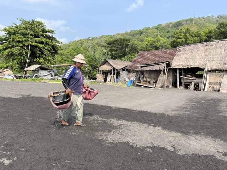 バリ・クサンバ村の伝統的な塩作り